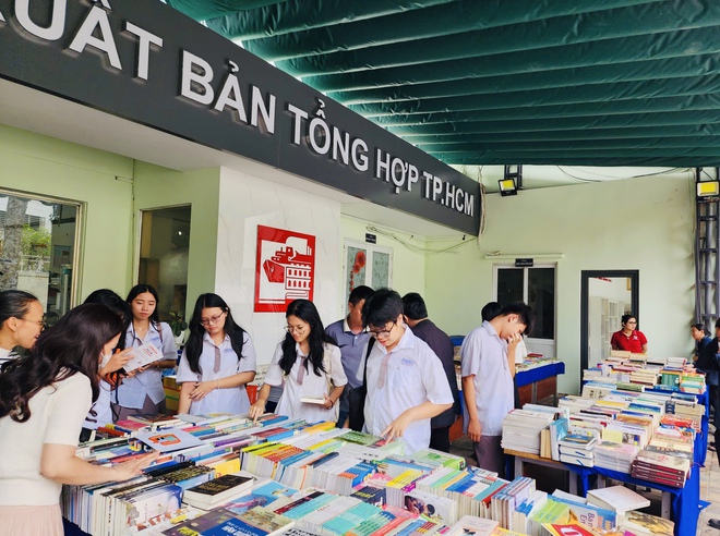 Người trẻ v&agrave; văn h&oacute;a đọc: Đọc s&aacute;ch kh&ocirc;ng c&ocirc; đơn- Ảnh 2.