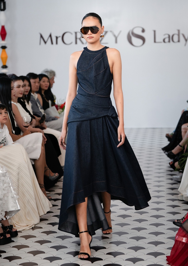 Váy denim mềm mại, thêm nét hiện đại vào bản phối thường ngày - Ảnh 8.