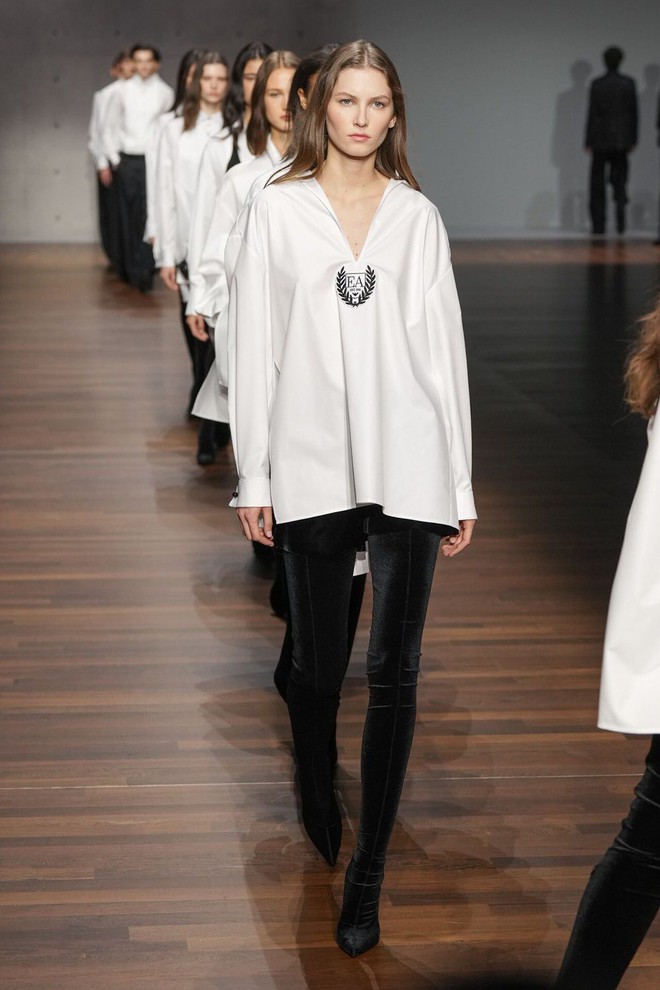 Những mẫu áo hè khiến chị em 'bừng sáng'- Ảnh 4.