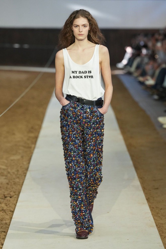 Những mẫu áo hè khiến chị em 'bừng sáng'- Ảnh 6.