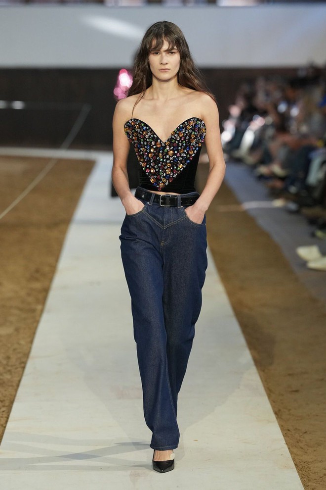 Những mẫu áo hè khiến chị em 'bừng sáng'- Ảnh 8.