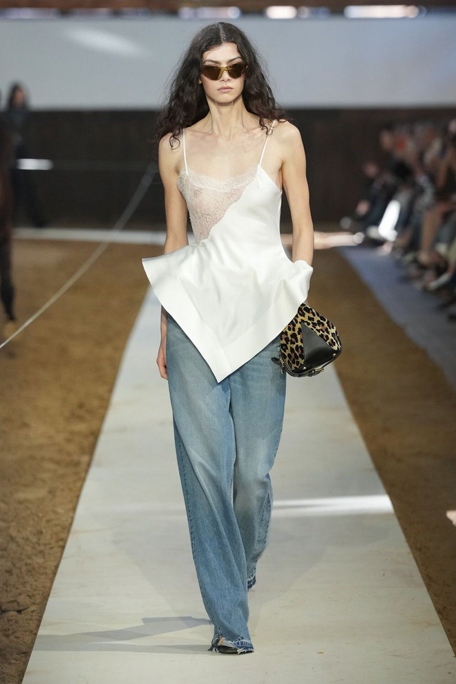 Những mẫu áo hè khiến chị em 'bừng sáng'- Ảnh 5.