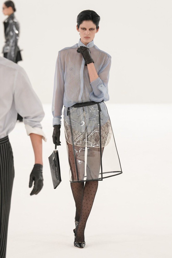 Những mẫu áo hè khiến chị em 'bừng sáng'- Ảnh 2.