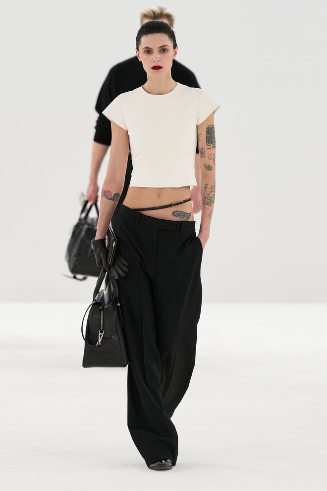 Những mẫu áo hè khiến chị em 'bừng sáng'- Ảnh 7.