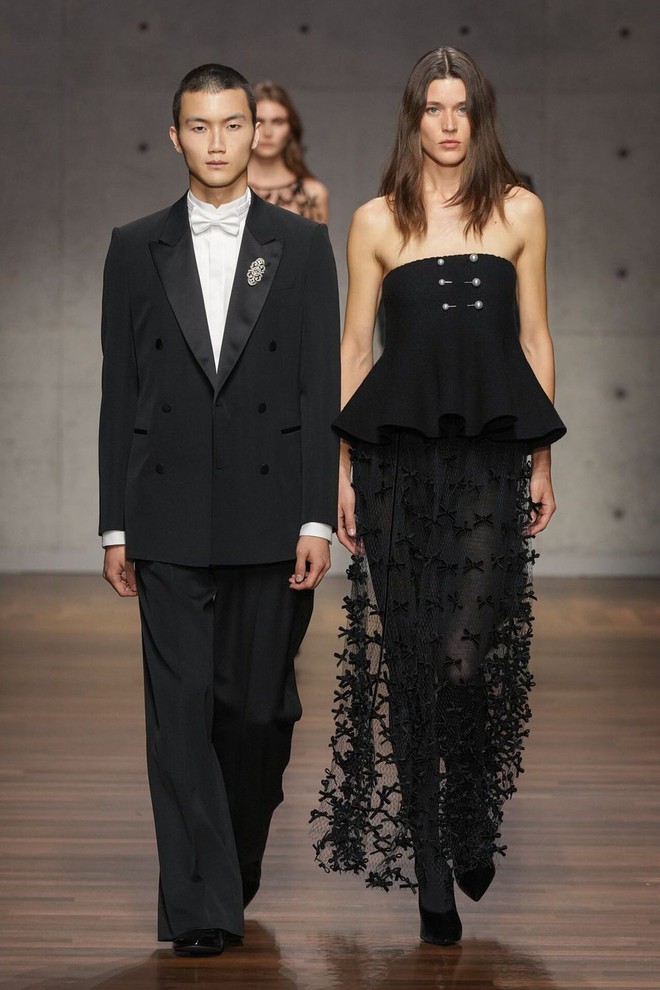 'Xuyên thấu có kiểm soát' vẫn khoe được phong cách thời trang tinh tế - Ảnh 4.