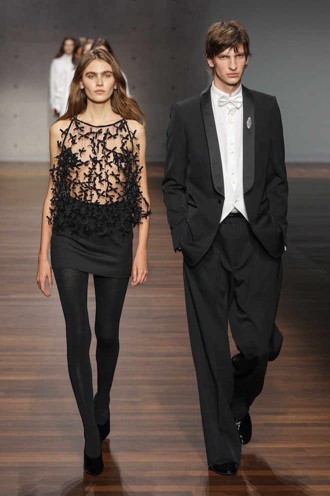 'Xuyên thấu có kiểm soát' vẫn khoe được phong cách thời trang tinh tế - Ảnh 2.