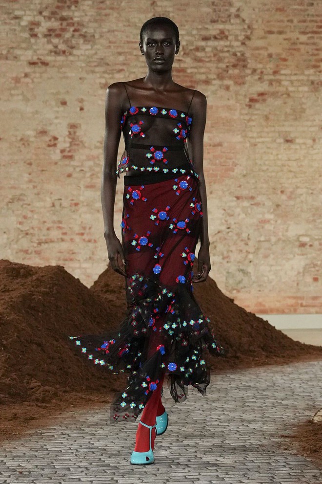 'Xuyên thấu có kiểm soát' vẫn khoe được phong cách thời trang tinh tế - Ảnh 3.