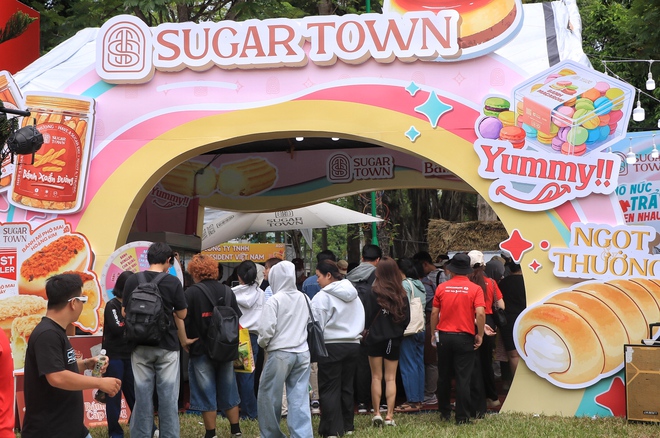 Ng&agrave;y đầu lễ hội b&aacute;nh m&igrave; ngay trung t&acirc;m TP.HCM: Giữa trưa, &ugrave;n &ugrave;n người đổ về  - Ảnh 5.