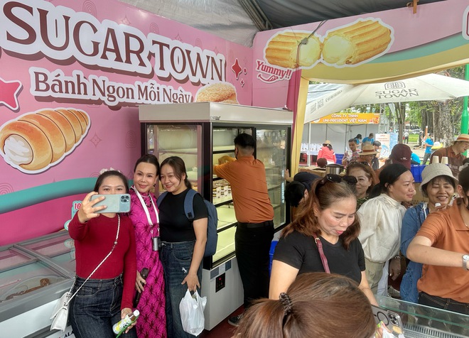 Ng&agrave;y đầu lễ hội b&aacute;nh m&igrave; ngay trung t&acirc;m TP.HCM: Giữa trưa, &ugrave;n &ugrave;n người đổ về  - Ảnh 6.