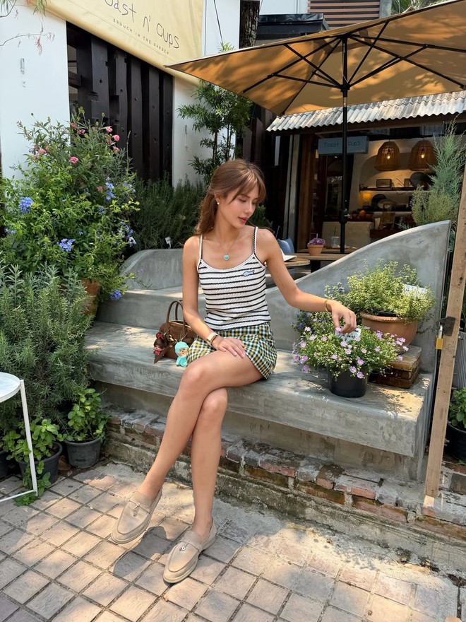 Xu hướng chân váy ngắn 2026: Tối giản nhưng vẫn đầy cuốn hút- Ảnh 7.