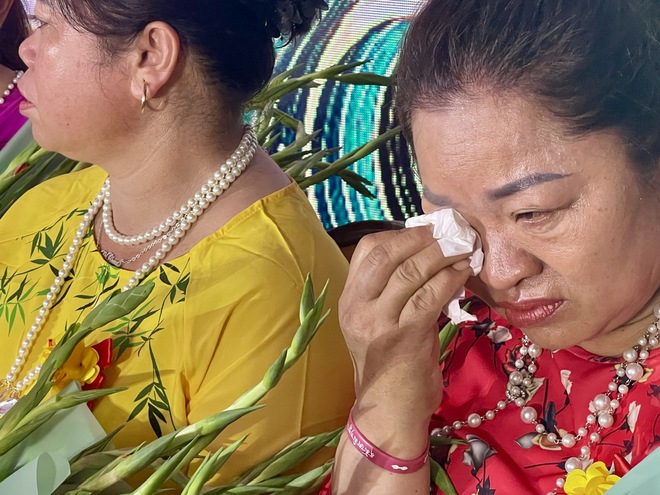 Gi&aacute;o sư sử học L&ecirc; Văn Lan bật kh&oacute;c trong lễ hội "B&aacute;ch thiện hiếu vi ti&ecirc;n" - Ảnh 3.