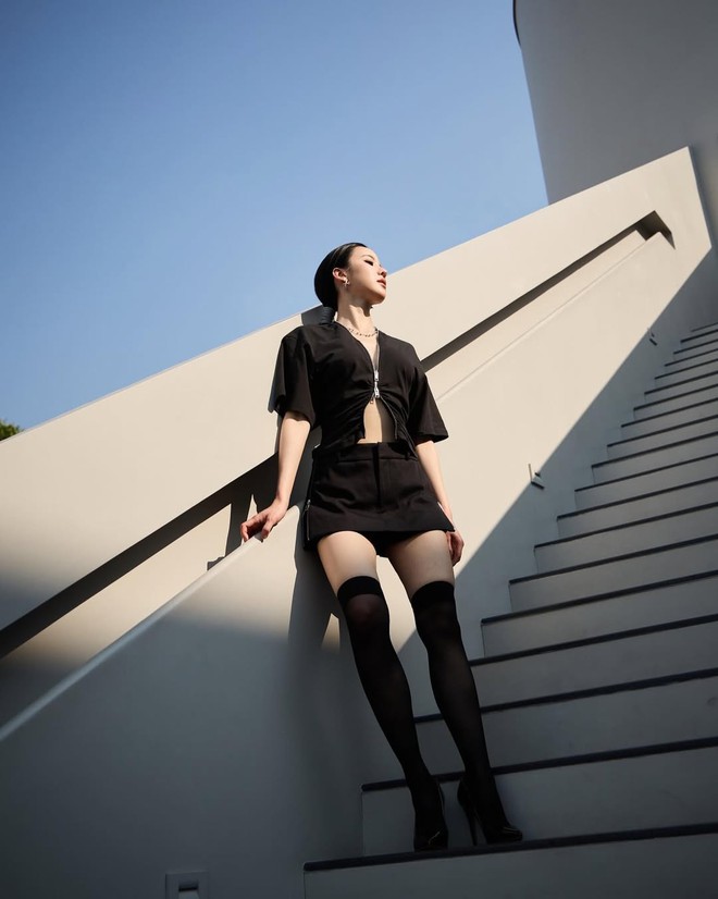 Xu hướng chân váy ngắn 2026: Tối giản nhưng vẫn đầy cuốn hút- Ảnh 2.