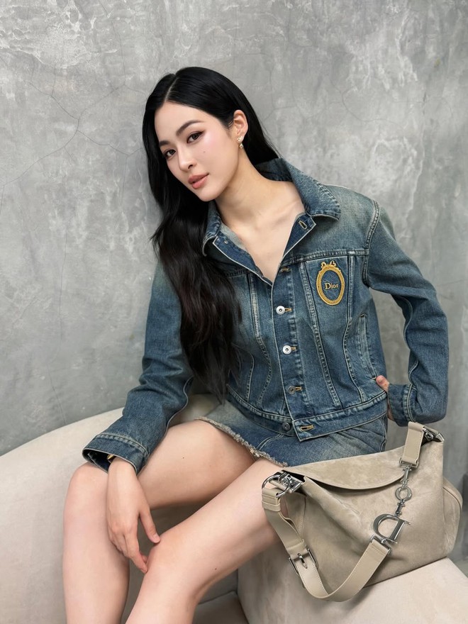 Denim on denim - công thức phối đồ 'cứ mặc là đẹp'- Ảnh 1.