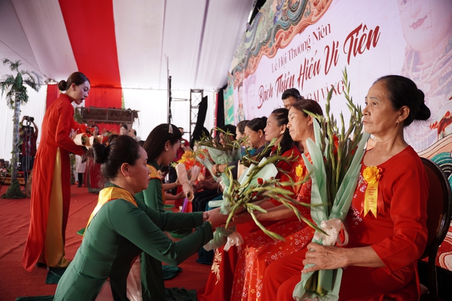 Gi&aacute;o sư sử học L&ecirc; Văn Lan bật kh&oacute;c trong lễ hội "B&aacute;ch thiện hiếu vi ti&ecirc;n" - Ảnh 2.