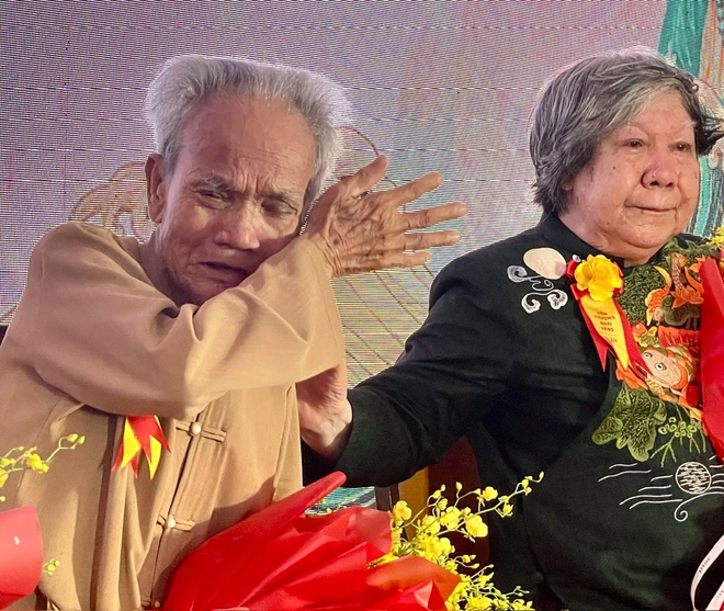 Gi&aacute;o sư sử học L&ecirc; Văn Lan bật kh&oacute;c trong lễ hội "B&aacute;ch thiện hiếu vi ti&ecirc;n" - Ảnh 1.