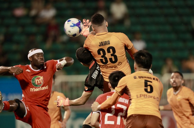 Đ&igrave;nh Triệu c&ugrave;ng Trung Ki&ecirc;n h&oacute;a&hellip; &lsquo;người nhện&rsquo;, HAGL bị Hải Ph&ograve;ng chia điểm đầy tiếc nuối- Ảnh 1.