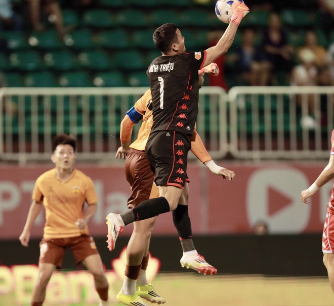 Đ&igrave;nh Triệu c&ugrave;ng Trung Ki&ecirc;n h&oacute;a&hellip; &lsquo;người nhện&rsquo;, HAGL bị Hải Ph&ograve;ng chia điểm đầy tiếc nuối- Ảnh 2.