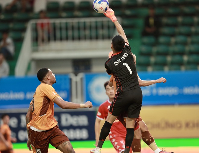 Đ&igrave;nh Triệu c&ugrave;ng Trung Ki&ecirc;n h&oacute;a&hellip; &lsquo;người nhện&rsquo;, HAGL bị Hải Ph&ograve;ng chia điểm đầy tiếc nuối- Ảnh 3.