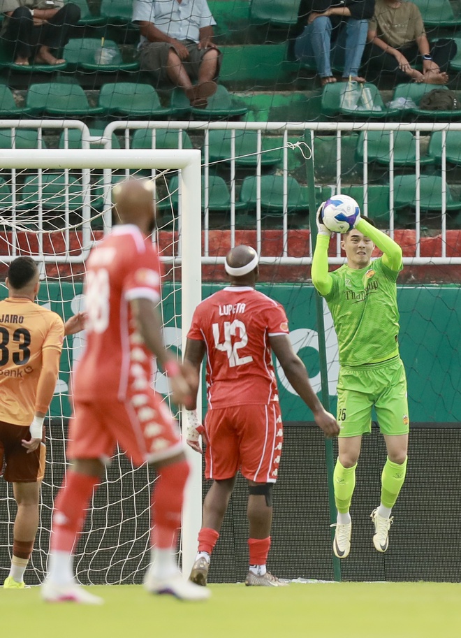 Đ&igrave;nh Triệu c&ugrave;ng Trung Ki&ecirc;n h&oacute;a&hellip; &lsquo;người nhện&rsquo;, HAGL bị Hải Ph&ograve;ng chia điểm đầy tiếc nuối- Ảnh 5.