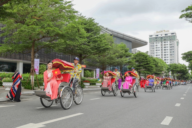 Lần đầu ti&ecirc;n, 1.000 phụ nữ diện &aacute;o d&agrave;i diễu h&agrave;nh b&ecirc;n s&ocirc;ng H&agrave;n- Ảnh 2.