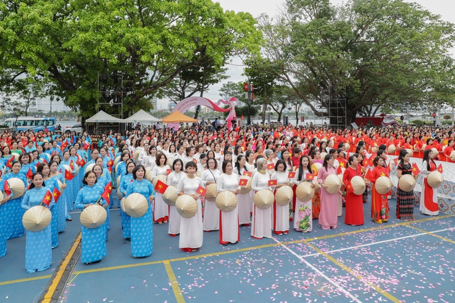 Lần đầu ti&ecirc;n, 1.000 phụ nữ diện &aacute;o d&agrave;i diễu h&agrave;nh b&ecirc;n s&ocirc;ng H&agrave;n- Ảnh 8.