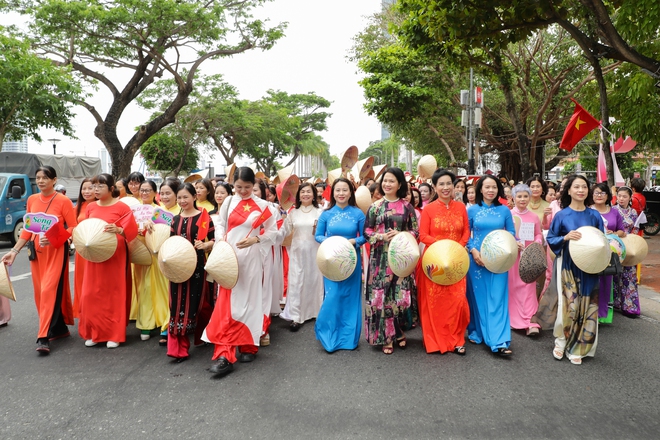Lần đầu ti&ecirc;n, 1.000 phụ nữ diện &aacute;o d&agrave;i diễu h&agrave;nh b&ecirc;n s&ocirc;ng H&agrave;n- Ảnh 10.