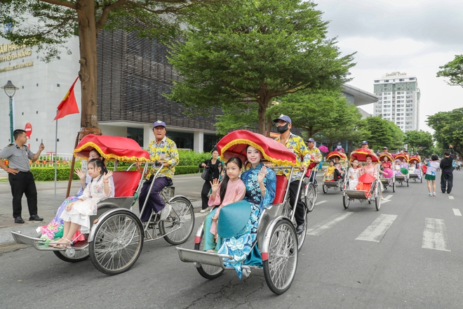 Lần đầu ti&ecirc;n, 1.000 phụ nữ diện &aacute;o d&agrave;i diễu h&agrave;nh b&ecirc;n s&ocirc;ng H&agrave;n- Ảnh 5.