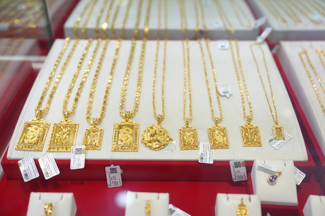 Gi&aacute; v&agrave;ng, gi&aacute; bạc s&aacute;ng 25.4 bật tăng - Ảnh 1.