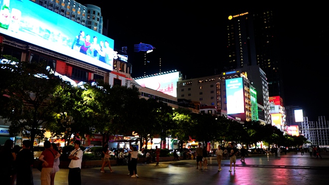 Nhiều biển quảng c&aacute;o, đ&egrave;n trang tr&iacute; ở trung t&acirc;m TP.HCM loạt 'ngủ sớm',  - Ảnh 5.