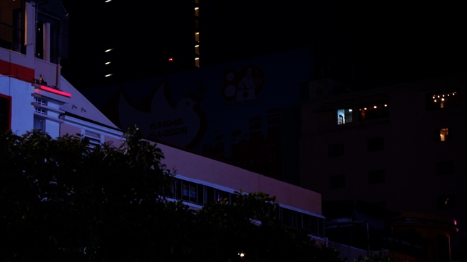 Nhiều biển quảng c&aacute;o, đ&egrave;n trang tr&iacute; ở trung t&acirc;m TP.HCM loạt 'ngủ sớm',  - Ảnh 4.