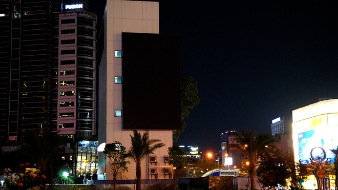 Nhiều biển quảng c&aacute;o, đ&egrave;n trang tr&iacute; ở trung t&acirc;m TP.HCM loạt 'ngủ sớm',  - Ảnh 3.