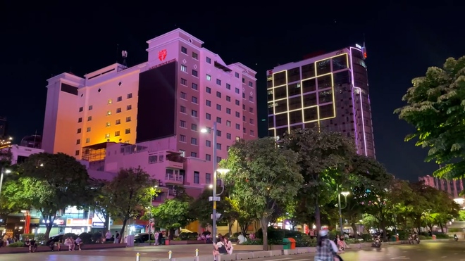 Nhiều biển quảng c&aacute;o, đ&egrave;n trang tr&iacute; ở trung t&acirc;m TP.HCM loạt 'ngủ sớm',  - Ảnh 2.