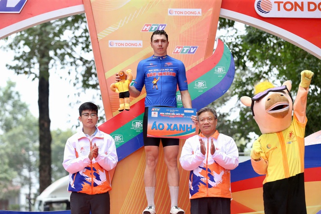 Tay đua Thụy Sĩ solo ấn tượng, gi&agrave;nh chiến thắng chặng C&uacute;p xe đạp truyền h&igrave;nh- Ảnh 3.