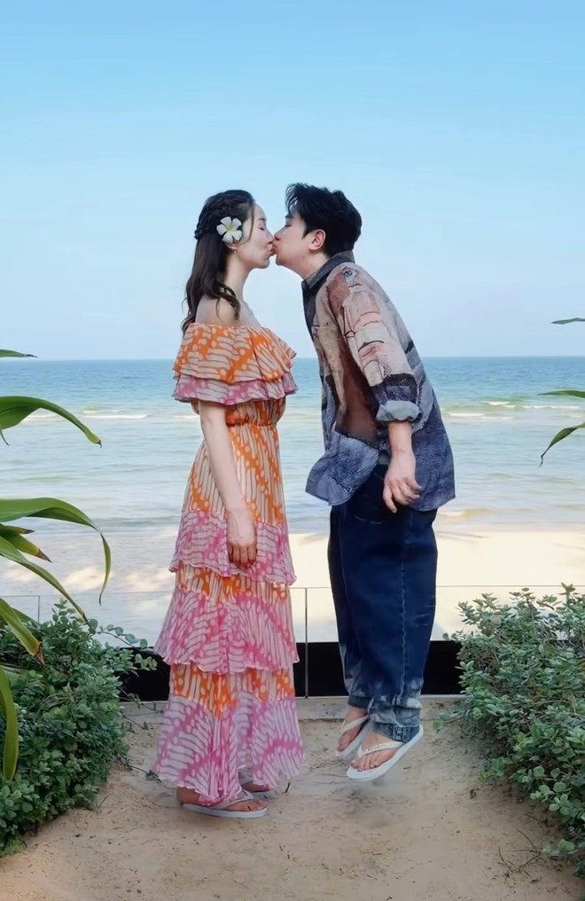 H&ocirc;n nh&acirc;n ngọt ng&agrave;o của 'ch&uacute; l&ugrave;n' Vương Tổ Lam v&agrave; vợ hoa hậu - Ảnh 1.