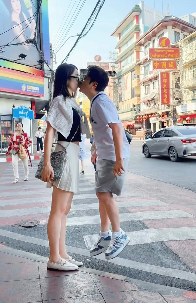 H&ocirc;n nh&acirc;n ngọt ng&agrave;o của 'ch&uacute; l&ugrave;n' Vương Tổ Lam v&agrave; vợ hoa hậu - Ảnh 2.