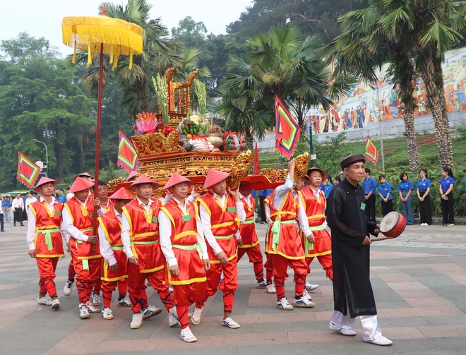 Tổng B&iacute; thư, Chủ tịch nước T&ocirc; L&acirc;m d&acirc;ng hương tưởng nhớ c&aacute;c vua H&ugrave;ng- Ảnh 3.