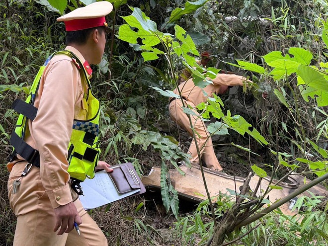 Sơn La: Xe kh&aacute;ch lao xuống vực khiến 7 người thương vong- Ảnh 2.