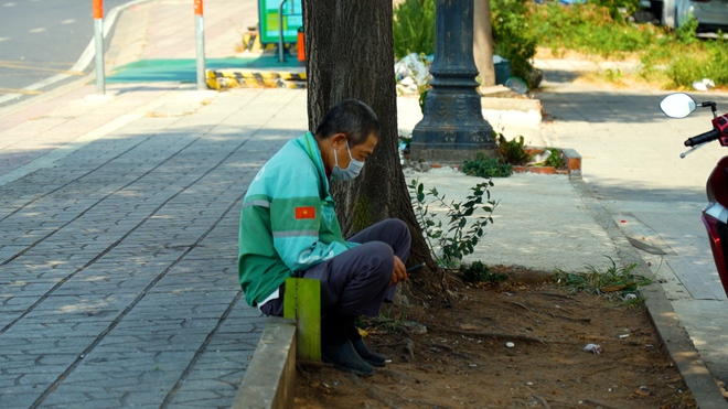 B&aacute;m trụ th&agrave;nh phố ng&agrave;y lễ: Người lao động tranh thủ &lsquo;c&agrave;y&rsquo; kiếm th&ecirc;m thu nhập - Ảnh 1.
