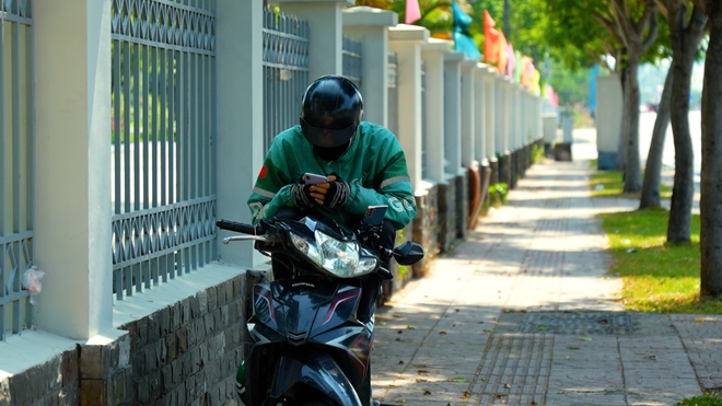 B&aacute;m trụ th&agrave;nh phố ng&agrave;y lễ: Người lao động tranh thủ &lsquo;c&agrave;y&rsquo; kiếm th&ecirc;m thu nhập - Ảnh 2.