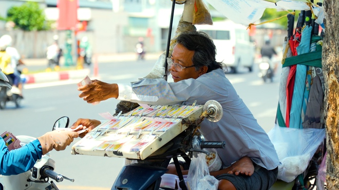 B&aacute;m trụ th&agrave;nh phố ng&agrave;y lễ: Người lao động tranh thủ &lsquo;c&agrave;y&rsquo; kiếm th&ecirc;m thu nhập - Ảnh 4.