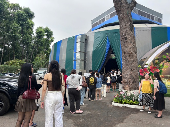 Rạp xiếc Công viên Gia Định có gì mà người dân xếp hàng dài đến xem? - Ảnh 1.