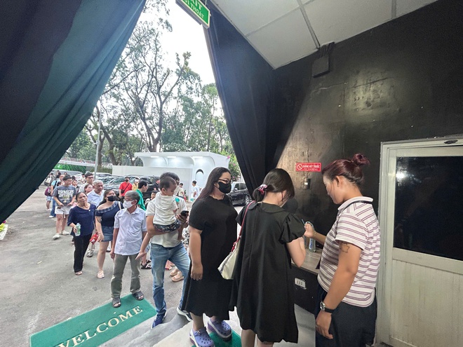 Rạp xiếc Công viên Gia Định có gì mà người dân xếp hàng dài đến xem? - Ảnh 2.