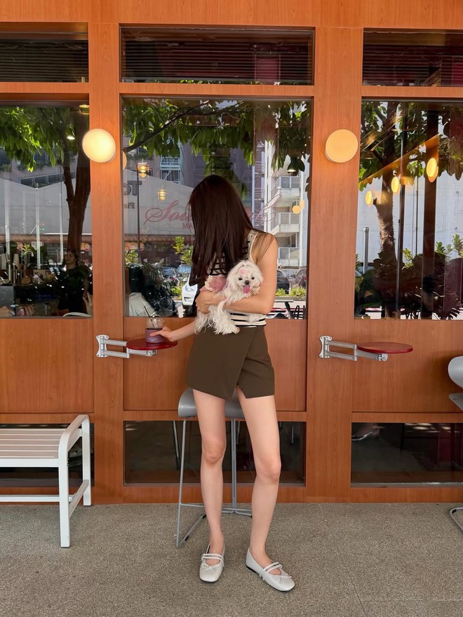 Chân váy và giày búp bê – công thức 'quốc dân' trở lại đầy cuốn hút - Ảnh 2.