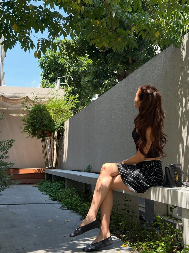 Chân váy và giày búp bê – công thức 'quốc dân' trở lại đầy cuốn hút - Ảnh 6.