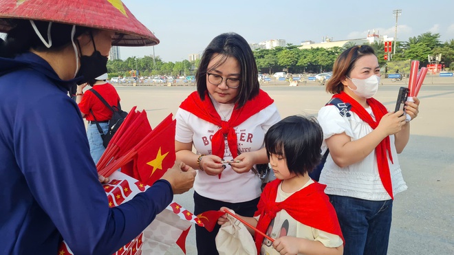 '&Acirc;m vang Tổ quốc': Mỹ Đ&igrave;nh đ&ocirc;ng kh&aacute;n giả từ sớm, nhiều người săn v&eacute; th&agrave;nh c&ocirc;ng- Ảnh 5.