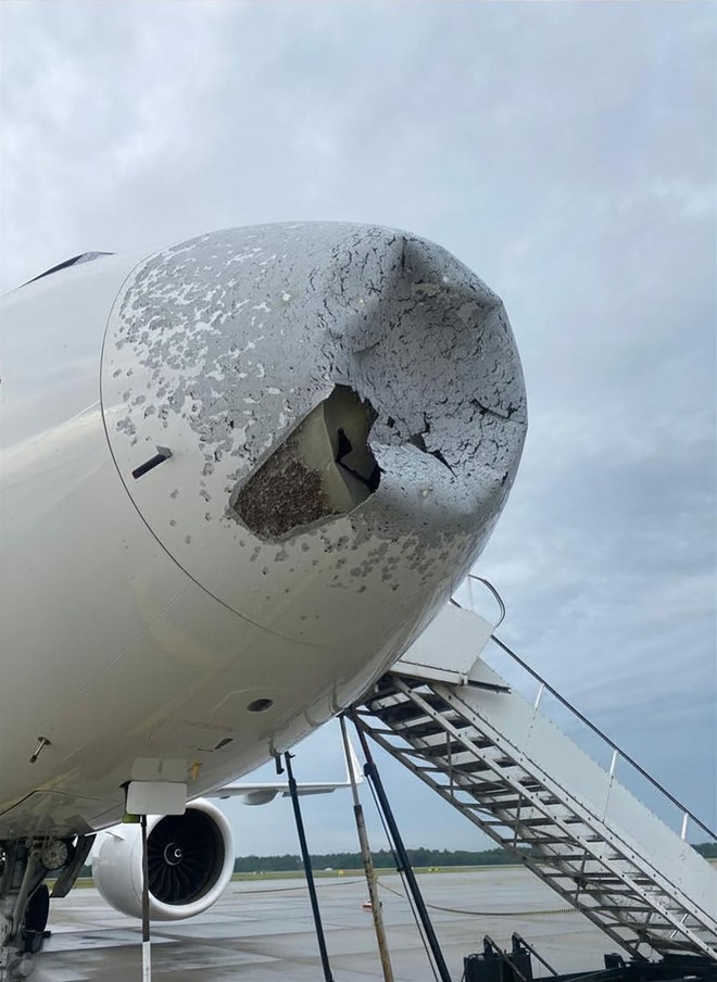 Những bức ảnh đ&aacute;ng sợ khi m&aacute;y bay gặp mưa đ&aacute; giữa kh&ocirc;ng trung- Ảnh 3.
