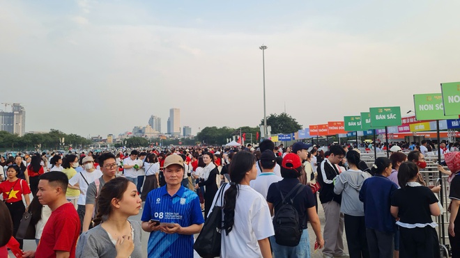 '&Acirc;m vang Tổ quốc': Mỹ Đ&igrave;nh đ&ocirc;ng kh&aacute;n giả từ sớm, nhiều người săn v&eacute; th&agrave;nh c&ocirc;ng- Ảnh 19.