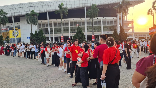'&Acirc;m vang Tổ quốc': Mỹ Đ&igrave;nh đ&ocirc;ng kh&aacute;n giả từ sớm, nhiều người săn v&eacute; th&agrave;nh c&ocirc;ng- Ảnh 18.