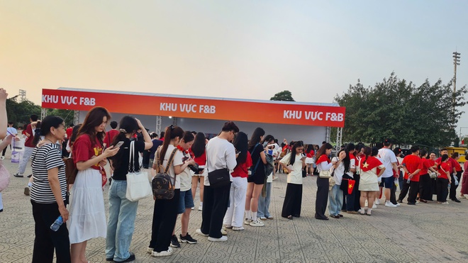 '&Acirc;m vang Tổ quốc': Mỹ Đ&igrave;nh đ&ocirc;ng kh&aacute;n giả từ sớm, nhiều người săn v&eacute; th&agrave;nh c&ocirc;ng- Ảnh 20.