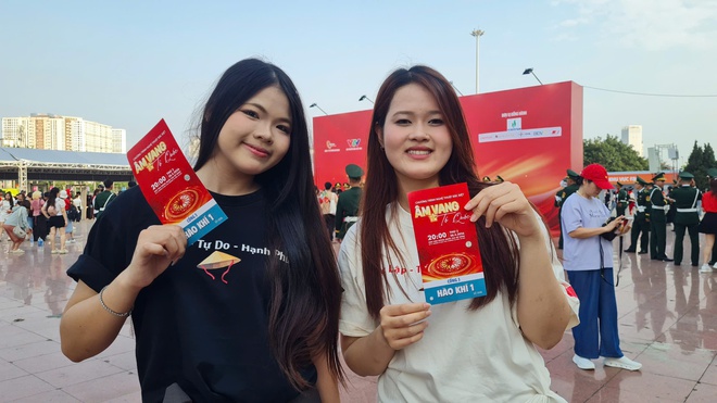 '&Acirc;m vang Tổ quốc': Mỹ Đ&igrave;nh đ&ocirc;ng kh&aacute;n giả từ sớm, nhiều người săn v&eacute; th&agrave;nh c&ocirc;ng- Ảnh 4.